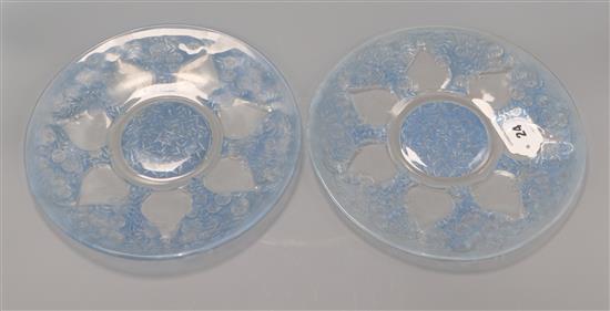 A pair of Lalique Vases plates, D. 27cm